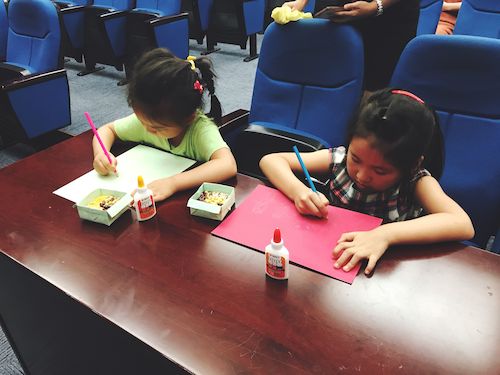 7月21日生命与环境科学学院赴浙江自然博物馆志愿者社会实践小分队“巧手作画”活动小朋友在进行制作5