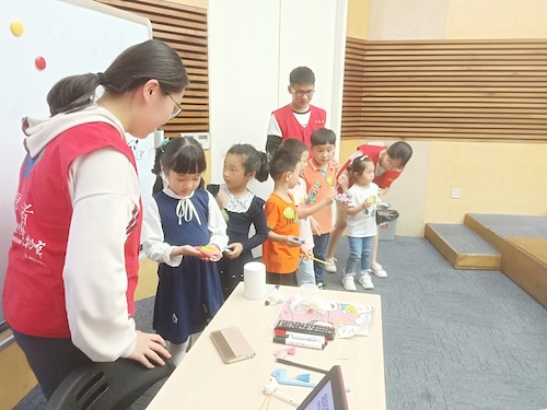 七月九日 生命与环境科学学院 博物馆社会实践小分队 制作超轻黏土 (3)