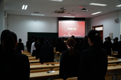 奏唱国歌
