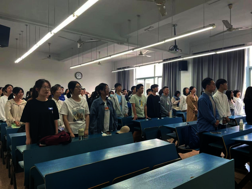 22级班级组织观看2