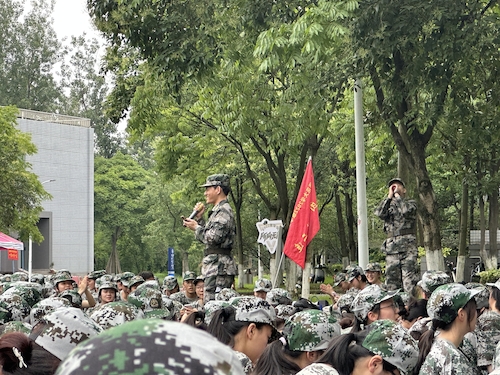 2023.6.26 3号楼东侧 教官表演生技221 刘汶昊