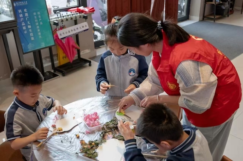 2024.10.23 组织天空小学学生进行干花团扇DIY活动