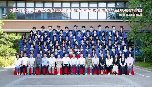 2025届研究生学位服大合影 拷贝