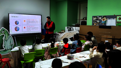 小朋友们认真听讲