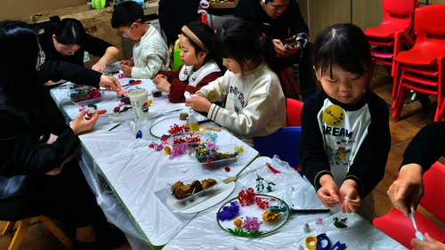 小朋友们认真制作团扇