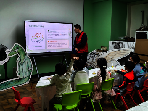 主持人开始讲解课程