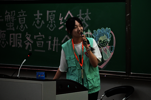 尹清熠同学在校青协开展工作