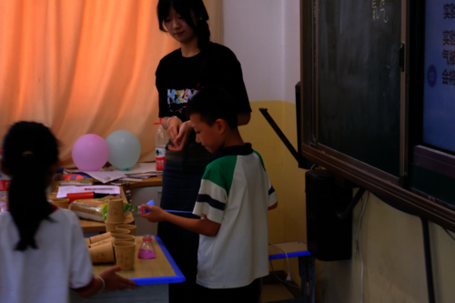 尹清熠同学进行支教