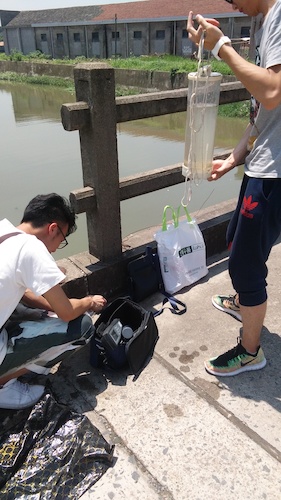 七月十日 生命与环境科学学院  生科院赴杭州余杭区“五水共治”调查与研究分队社会实践小分队 长子村河，双桥镇运河处下游测水质