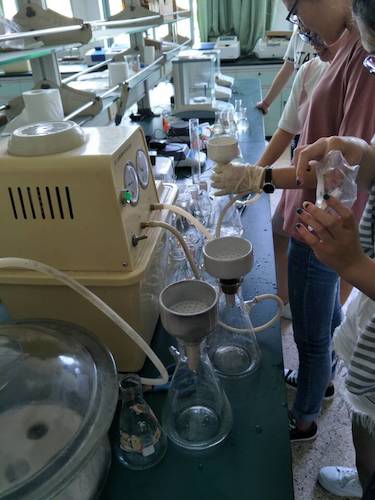 七月十三日 生命与环境科学学院  生科院赴杭州余杭区“五水共治”调查与研究分队社会实践小分队 叶绿素a的测量之抽滤