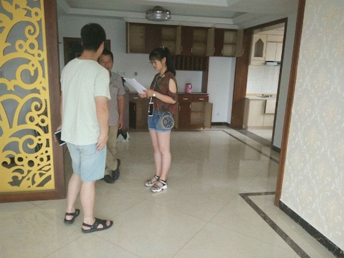 生命与环境科学学院 检甲护民小分队投稿 七月十九日 成员进行问卷调查