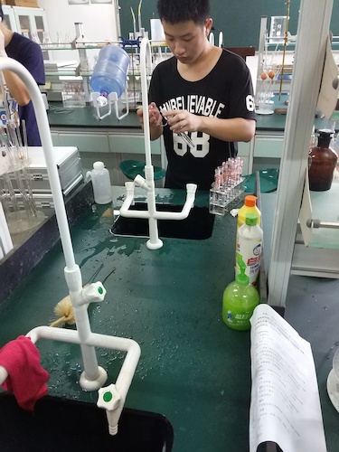 7月20日 生命与环境科学学院 余杭区“激浊扬清”水质检测小分队  清洗器材