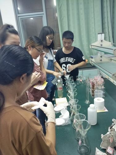 7月20日 生命与环境科学学院 余杭区“激浊扬清”水质检测小分队 进行实验