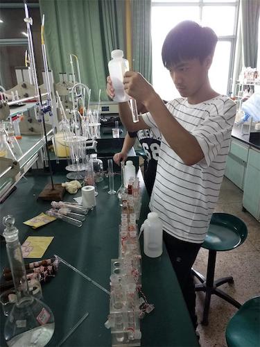 7月23日 生命与环境科学学院 余杭区“激浊扬清”水质检测小分队  进行实验2
