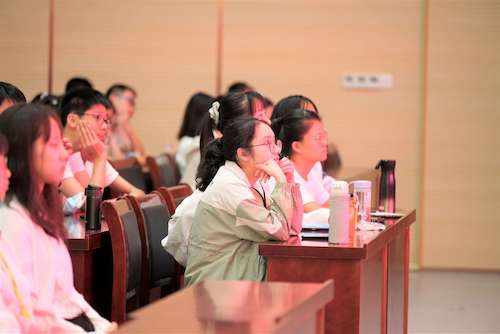 同学认真听讲