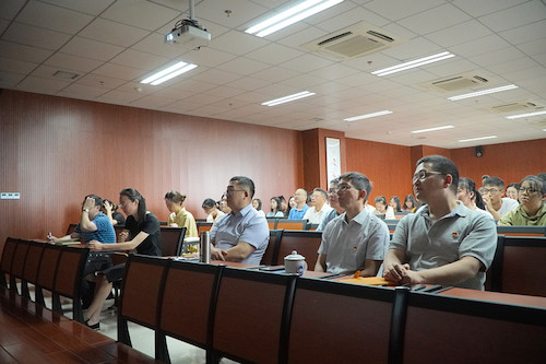 生科院老师同学们认真观看大会直播