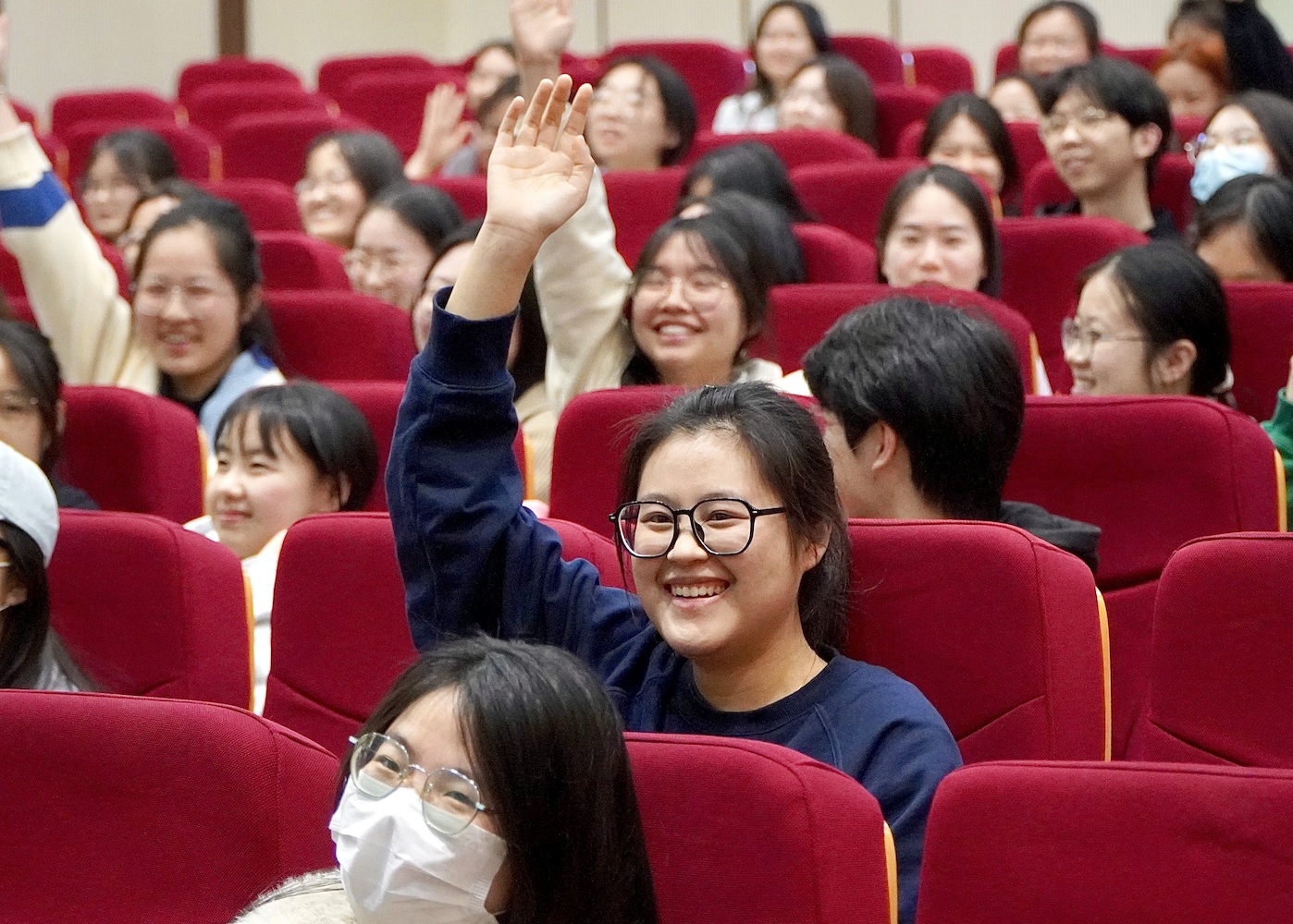 同学踊跃发言